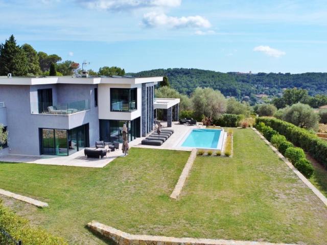 Proche Mougins au sommet d'une colline Villa d’Exception. 420m² Valbonne