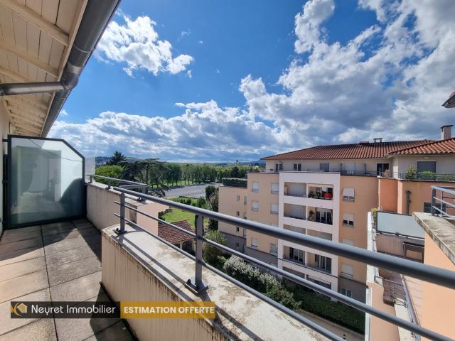 Studio lumineux de 35 m2 Dernier étage Balcon Parking