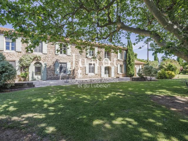 Proche Maussane Les Alpilles Mas Authentique Sur 1 Ha 435m² Saint Martin de Crau