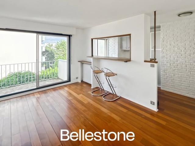 Proche mairie d'Issy balcon et parking