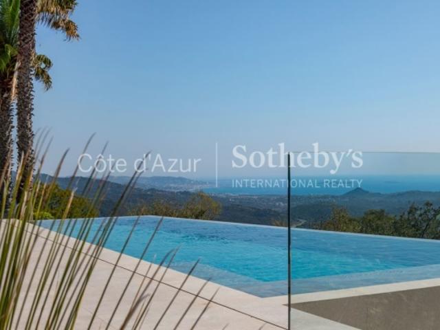 Proche Mandelieu villa contemporaine vue mer 290 m2 piscine calme absolu