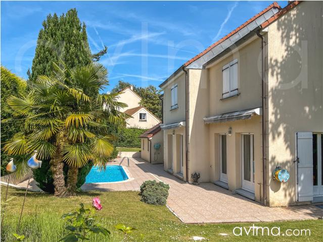 Proche Mareil Marly: villa avec sous sol total et piscine p