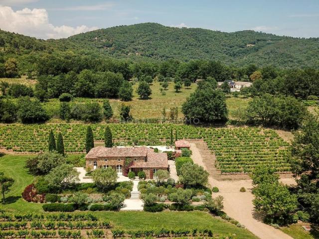 Proche Saint Tropez Belle bastide varoise avec 3 boxes