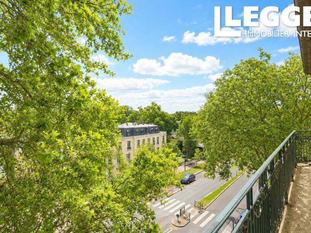 Proche RER Le Vésinet Centre, 4 pièces rénové, étage élevé, balcon, ascenseur, cave et chambre de service