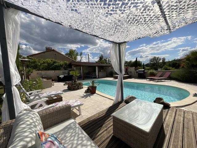 Proche Ribérac, spacieuse maison avec piscine sur 2899m². Be. 231m² Ribérac