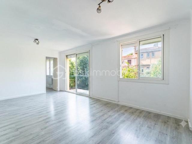 PROCHE TOUTES COMMODITÉS * GRAND HAUT DE VILLA T3 AVEC BUREAU, JARDIN PRIVATIF, BALCON, CAVE ET GARAGE