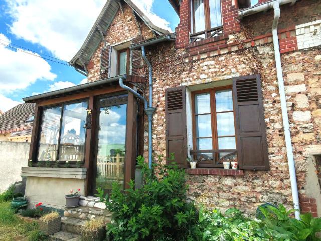 Proche toutes commodités: jolie maison bourgeoise avec garage et jardin