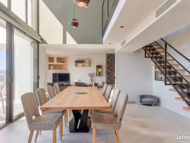 Proche Timone Penthouse contemporain type 4 plein Sud en duplex