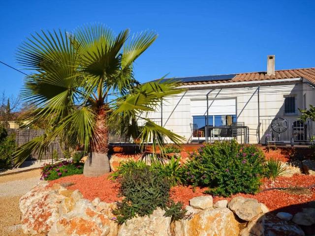 Proche Uzes, villa de pp avec piscine