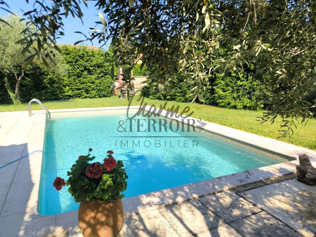 Proche Uzès Mas de village avec piscine 130m² Uzès
