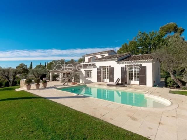 Proche Valbonne Magnifique villa à pied du village, au calme absolu