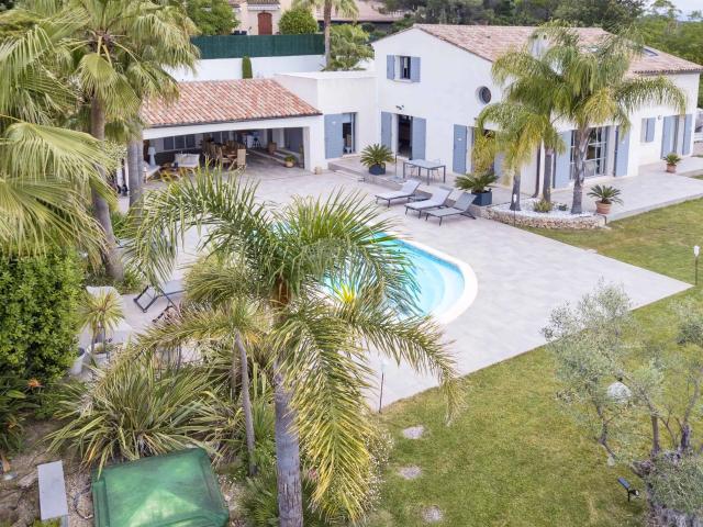 Proche Valbonne: quartier résidentiel. Belle villa. Offrant. 164m² Valbonne
