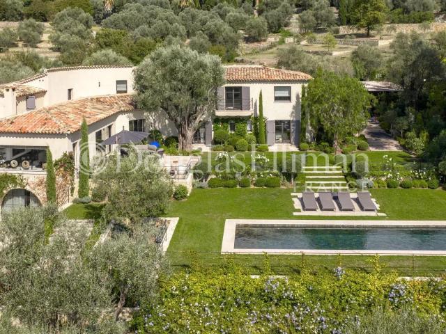 PROCHE VALBONNE Villa d’exception avec vue mer et oliverai. 405m² Valbonne