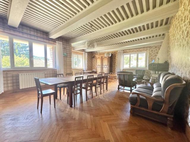Proche Valdahon appartement T3 en rez de jardin à rénover 140 m² de garages