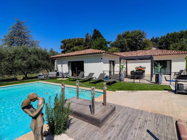 Proche Village Villa Récente Plain pied 3 chambres piscine