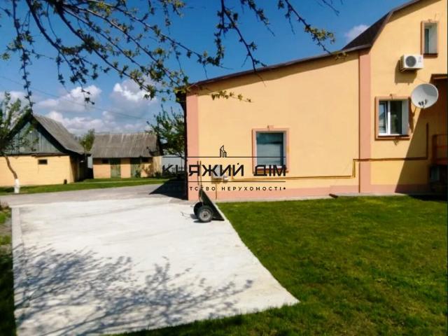 Продам Дом в с. Подгорцы 278 м2 3 этажа на 25 сотках. Материал