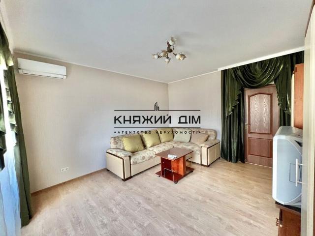 Продається просторна квартира на першому поверсі з великою площею