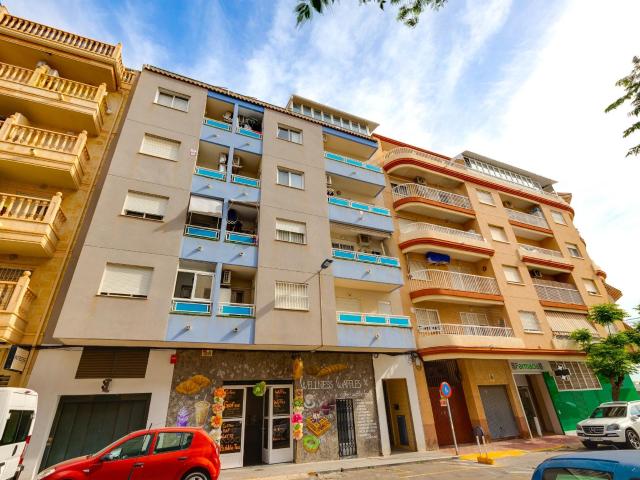 Se vende amplio apartamento de 2 dormitorios con 1 baño y balcón en el tranquilo centro de Torrevieja