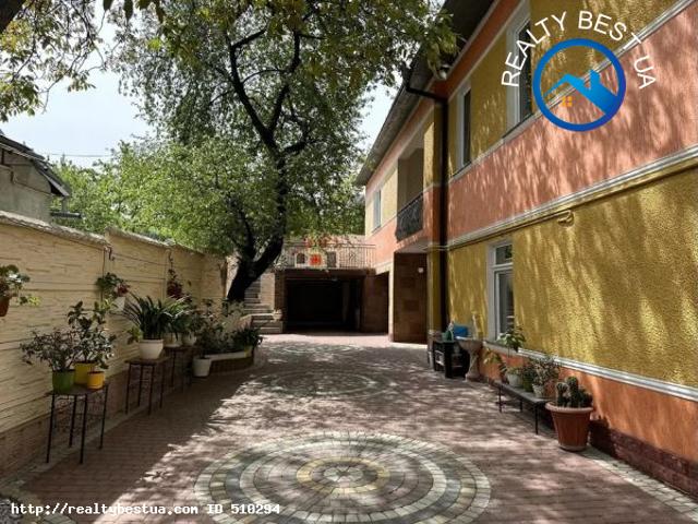 Продаж 2 x поверхового, Черновцы, Ольжича 38