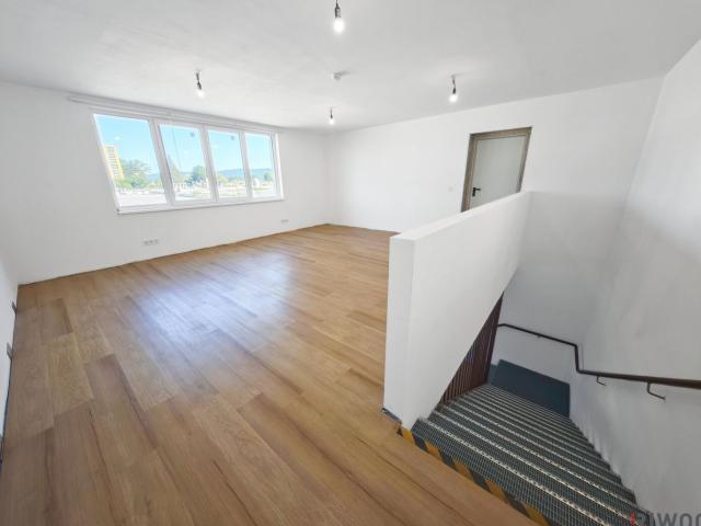 Produktionsfläche mit Büro | ebenerdige Einfahrt durch zwei Sektionaltore | Parkplätze & Luftwärmepumpe