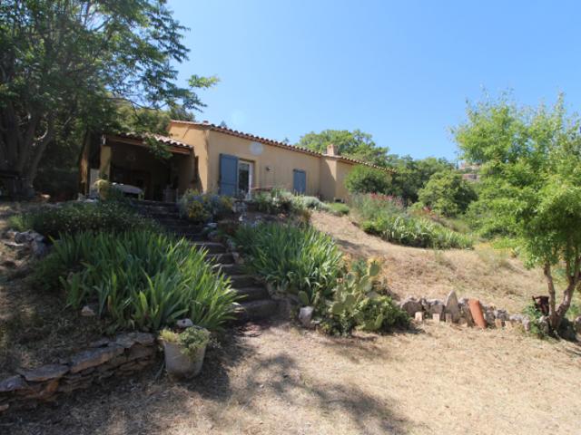 Prohe du village de Simiane la Rotonde, maison avec terrain