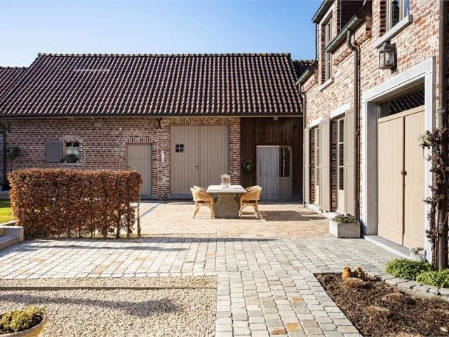 Project Hoeve met twee woonentiteiten + weiland
