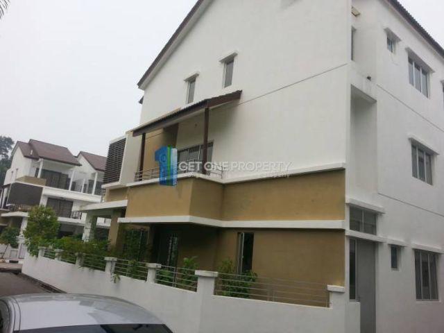 Project: Sunway Cassia Developer: Sunway City Location: Batu Maung Type: 3 Storey Terrace House Corner unit ! Land Area: 2,100 sq.ft Built Up: 3,300 sq.ft 5Rooms & 5Bathroom Partly renovated with Lighting,fans,curtain. Furniture