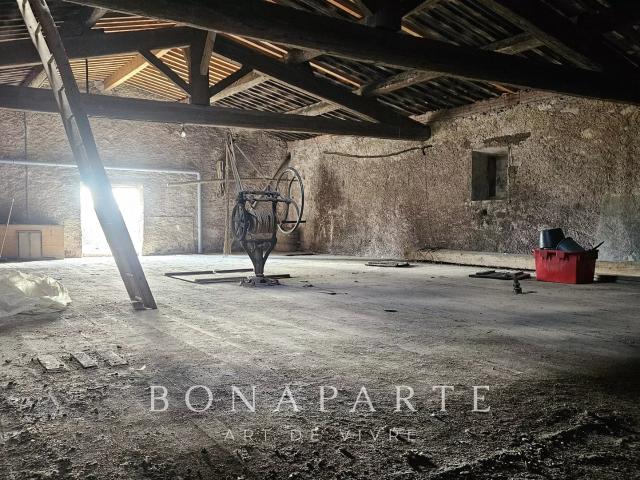 275 m² en pierre à réinventer – Ancienne cave vigneronne – P. 375m² Assignan