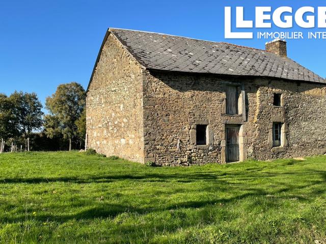 Projet de rénovation. Bâtiment d'une pièce avec terrain et vue magnifique