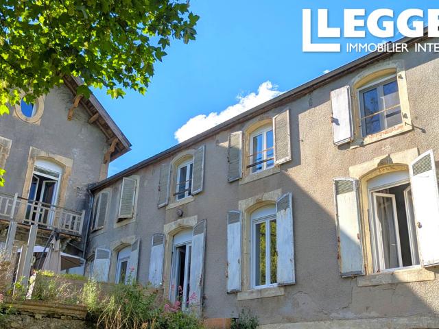 Projet de rénovation en partie achevé, avec terrain et dépendances, en bordure de village