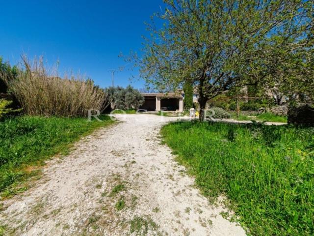 Projet de rénovation et construction sur un joli terrain boisé au centre du village de Cabrières d'Avignon