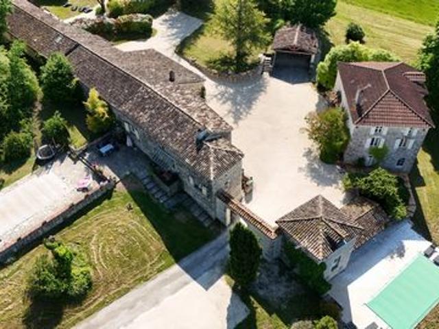 Projet famillial ou exploitation de gîte possible, pour ce très beau hameau à proximité de Roquecor