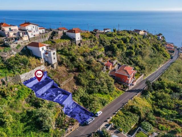 Projeto aprovado | Moradia T2 | Piscina | 2 Estacionamentos | Construção já muito avançada| Calheta
