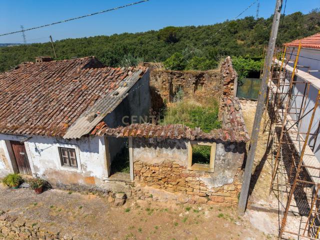 Projeto compacto em aldeia perto de Tomar — antiga habitação + construção de apoio