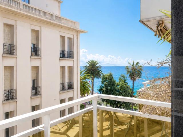 Promenade des Anglais, grand studio avec alcove couchage sur. 35m² Nice