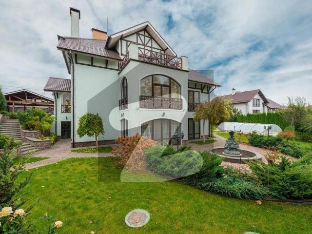 Prominently Located 1 Kanal House Available In Park Enclave