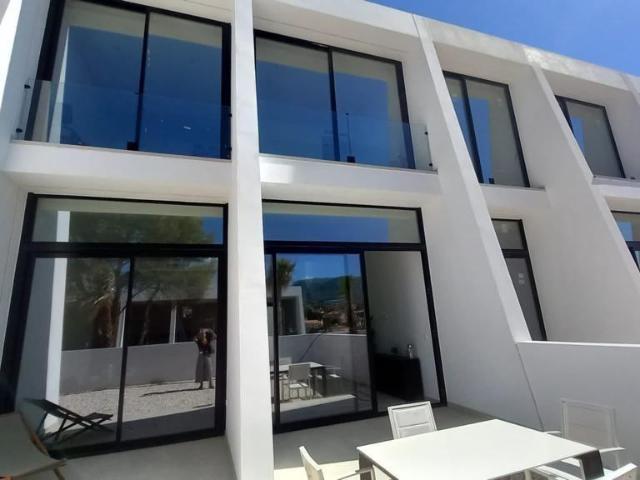 Promoción de chalets adosados con vistas despejadas y equipamiento premium