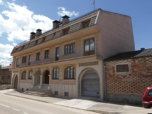 Promoción en venta en Pesquera de Duero: 2 viviendas adosadas + nave industrial
