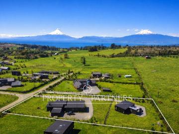 Promoción por 3 meses, parcela con 2 casas y vista a volcanes y lago en Molino Viejo, Puerto Varas