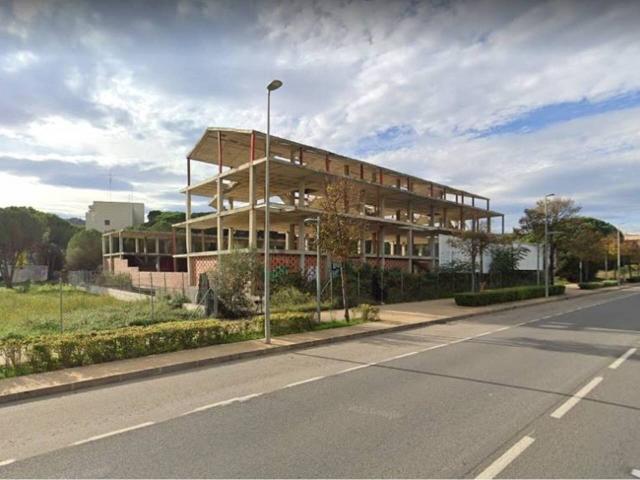 Promoción residencial con obra parada en construcción en Calonge i Sant Antoni