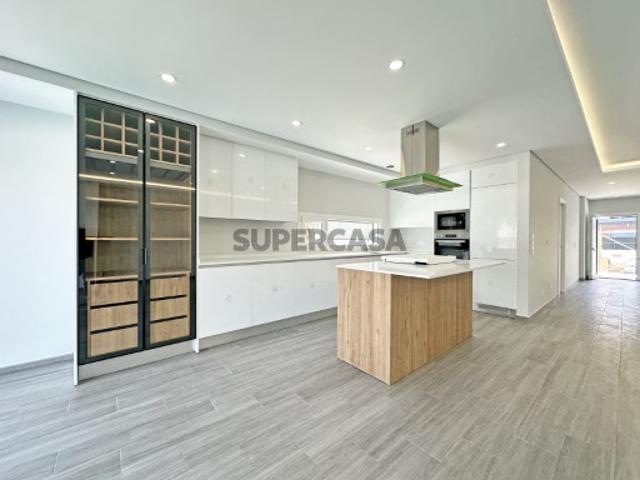 PRONTA* Moradia T4 Nova Com Piscina e 3 Suites Fernão Ferro