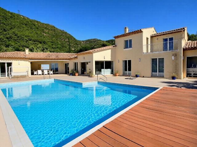 Properties Le Lavandou vous présente í la vente cette propri. 272m² Cavalaire Sur Mer