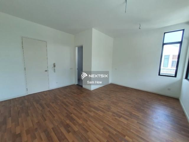 Property Type: Single Storey Terrace House Corner Bedrooms: 3 Bathrooms: 2 Land Size: 24x70 Sqft + 21 ft land International Lot Freehold