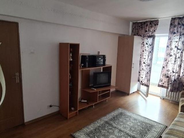 Propietar inchiriez ap. 3 camere,et.3, zona centrala