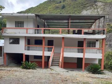 Propiedad con un lugar tranquilo al lado del río y fácil acceso a la carretera pavimentada principal a Loja
