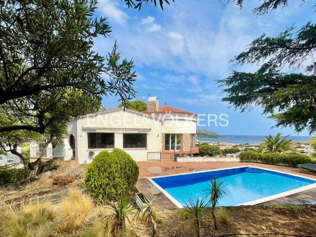 Propiedad con vistas al mar y piscina 532m² Llança