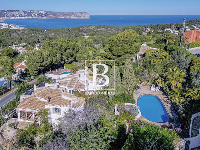 Propiedad con 2 casas independientes diseñada por Manuel Jor. 351m² Jávea Xabia