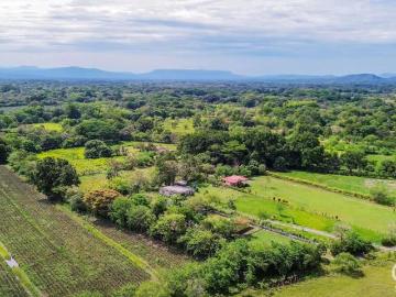 Propiedad de 2,000m² con Acceso al Río y GuestHouse en Cochea