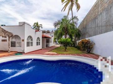 PROPIEDAD EN VENTA A MEDIA CUADRA DE LA PLAYA EN BUCERIAS NAYARIT