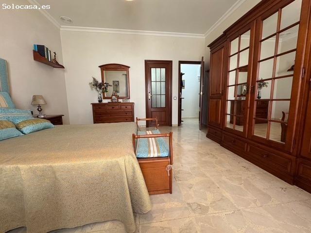 Propiedad Estratégica con Alta Rentabilidad: Vivienda, 15 plazas de garaje y 4 trasteros en el centr